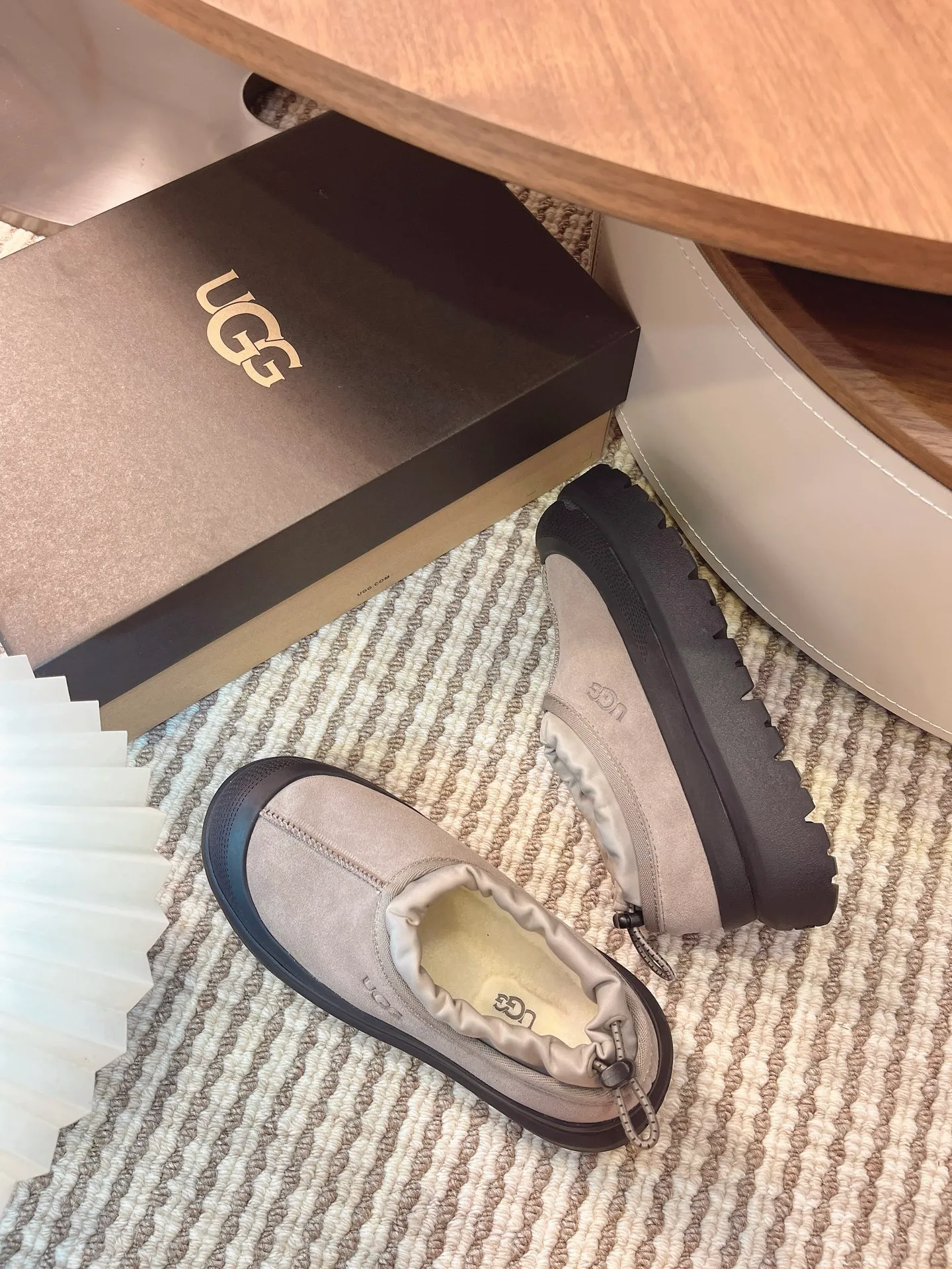 [UGG] P:500💰 Couple shoes Size: 35-44 [Wang Yibo's same style] UGG2025 new winter style Tasman fashion shoes for men and women 1144096 Ugg new fur shoes for autumn and winter, snow boots, same style for men and women ~ Handsome slip-on, lazy shoes, super easy to put on and take off ~ Suede cowhide fabric ~The soles are molded from original soles, not cheap rubber foam, but made of modern material. The characteristics of this material are that it is light, wear-resistant and non-slip. The outsole has a clear logo imprint, which is comparable to that of a store~